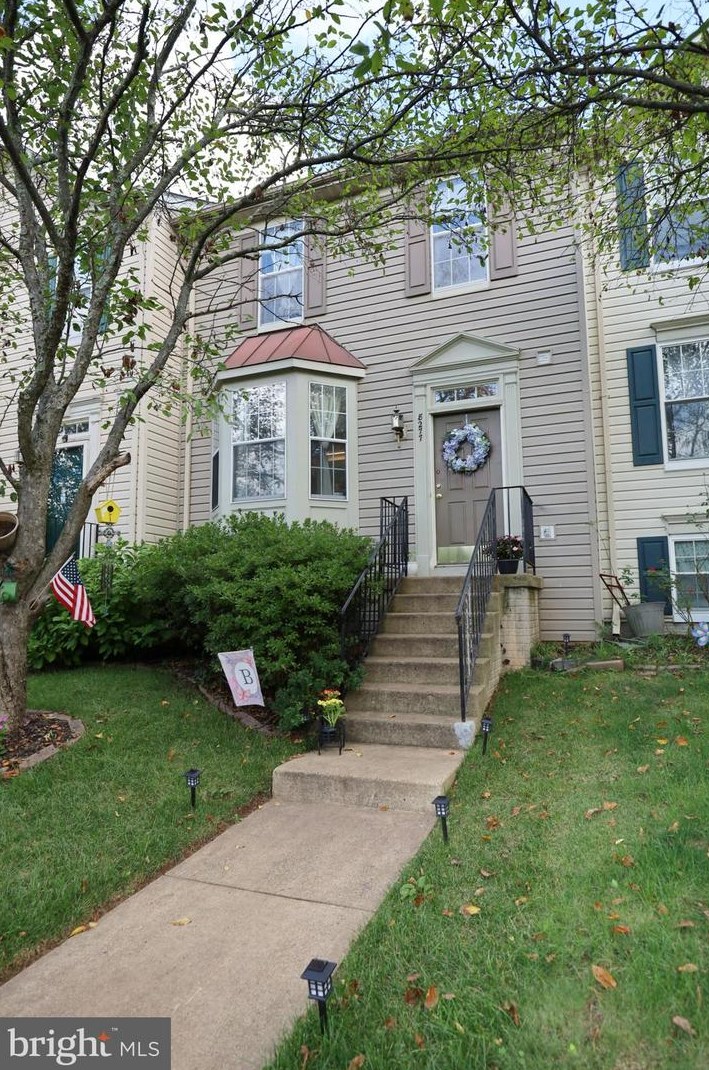 8277 Vermont Pl, Manassas, VA 20111-2154