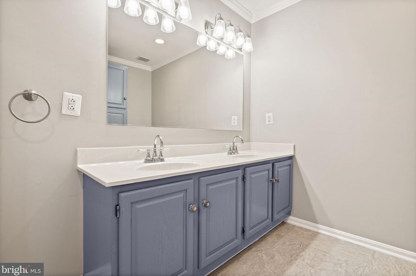 4869 Saltwater Dr, Dumfries VA  22025-1206 exterior