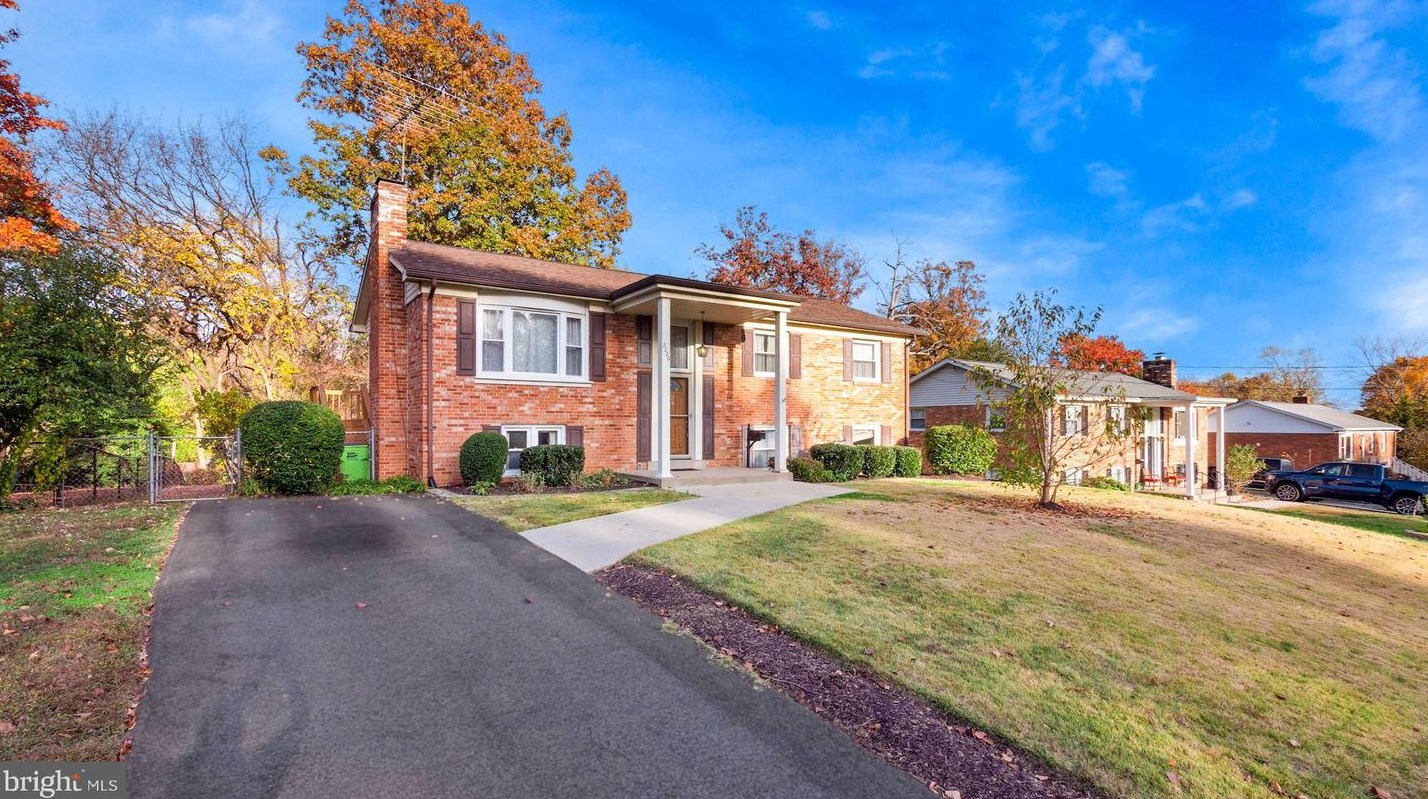 2220 W Longview Dr, Woodbridge, VA 22191