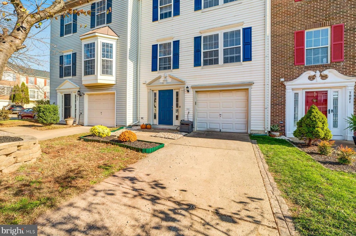 7019 Rogue Forest Ln, Gainesville, VA 20155