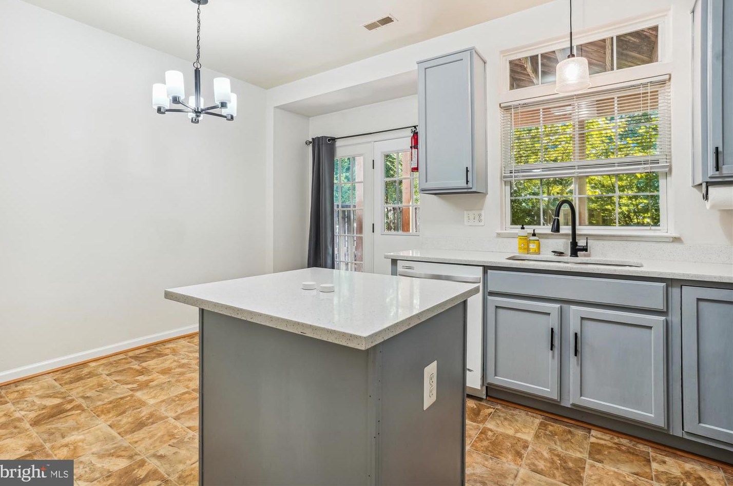 15563 Three Otters Pl, Manassas VA  20112-5424 exterior