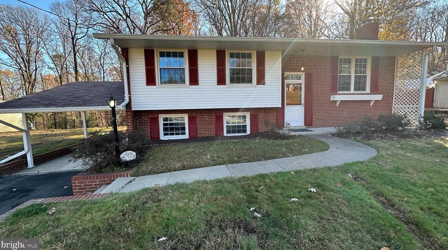 18325 Sharon Rd, Triangle, VA 22172