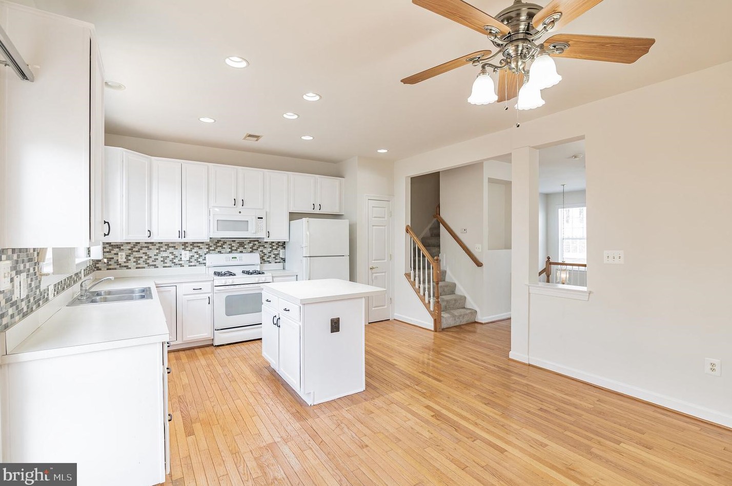 8103 Rainwater Cir, Manassas VA  20111-5225 exterior