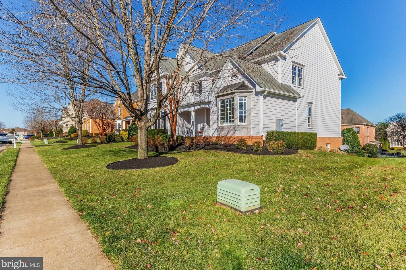 8229 Roxborough Loop, Gainesville, VA 20155