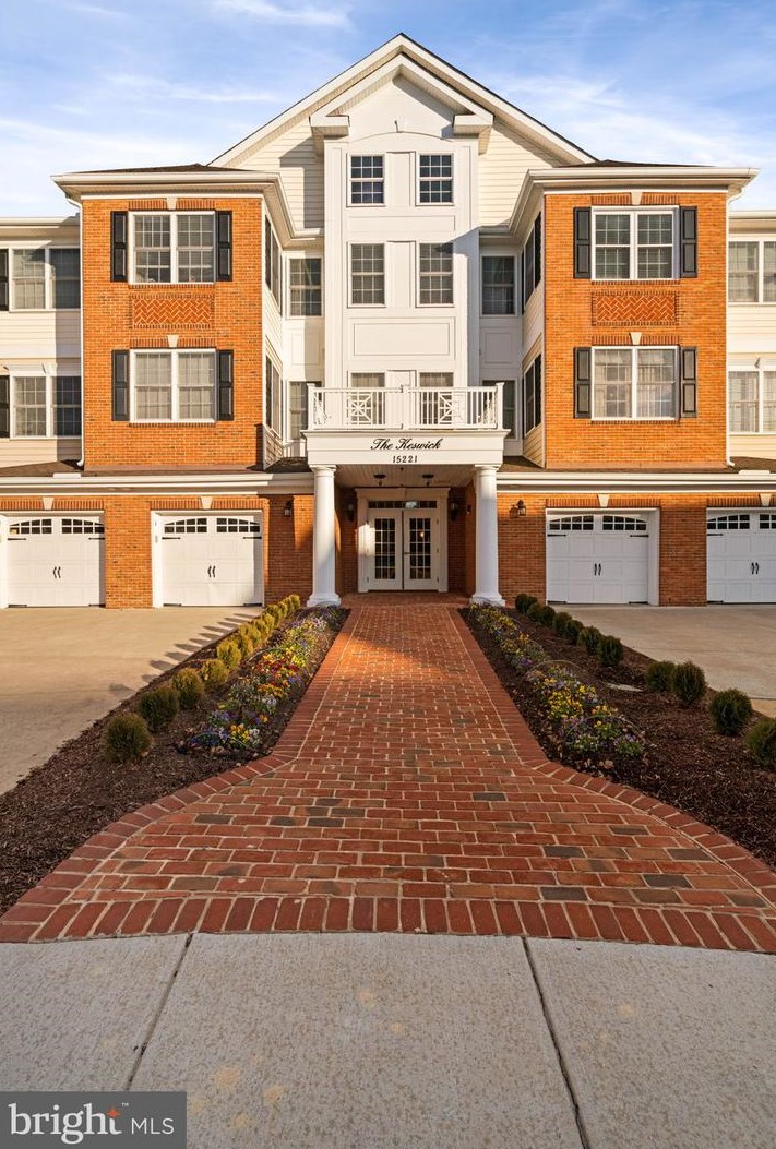 15221 Royal Crest Dr #203, Haymarket, VA 20169