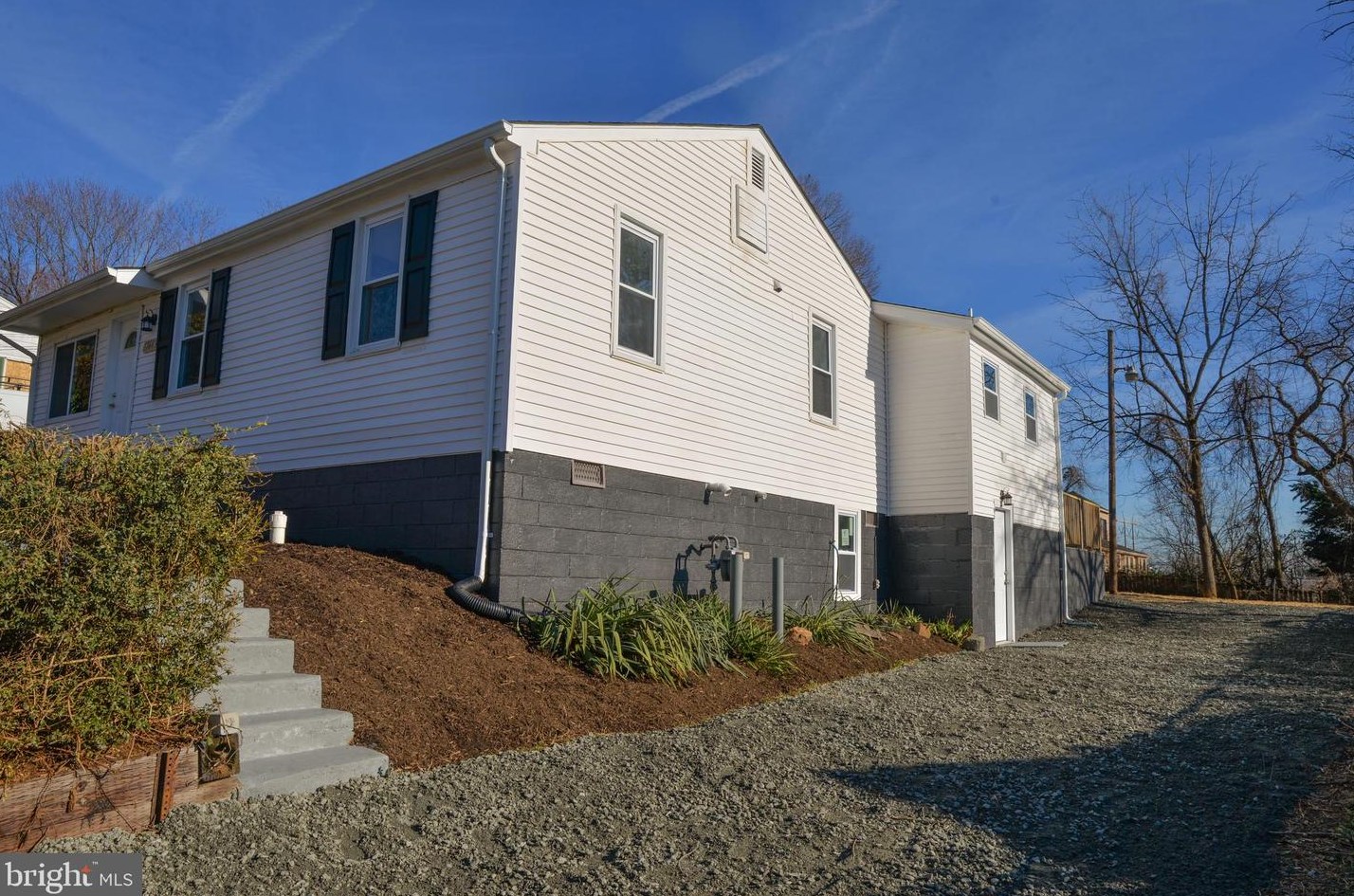 17445 Wilson St, Dumfries, VA 22026