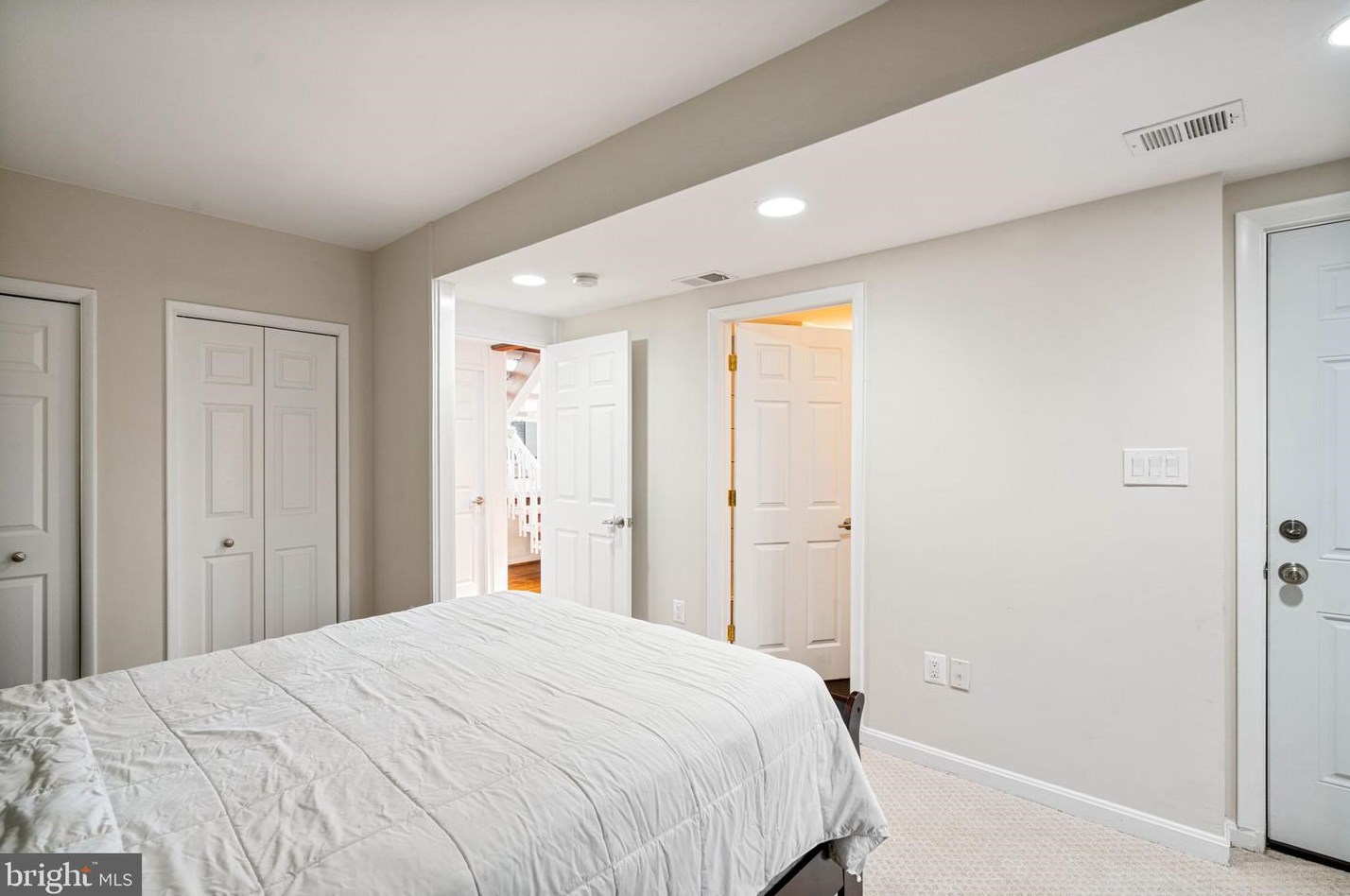 6121 Occoquan Forest Dr, Manassas VA  20112-3034 exterior