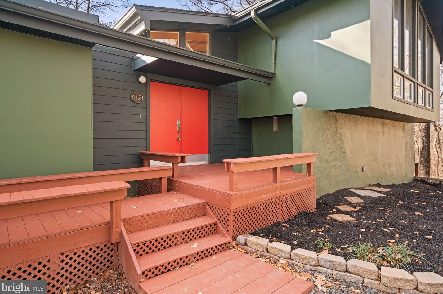 6121 Occoquan Forest Dr, Manassas VA  20112-3034 exterior