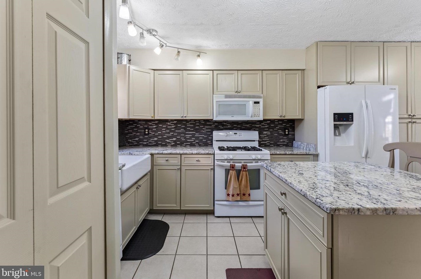 5585 Shadybrook Dr, Woodbridge, VA 22193