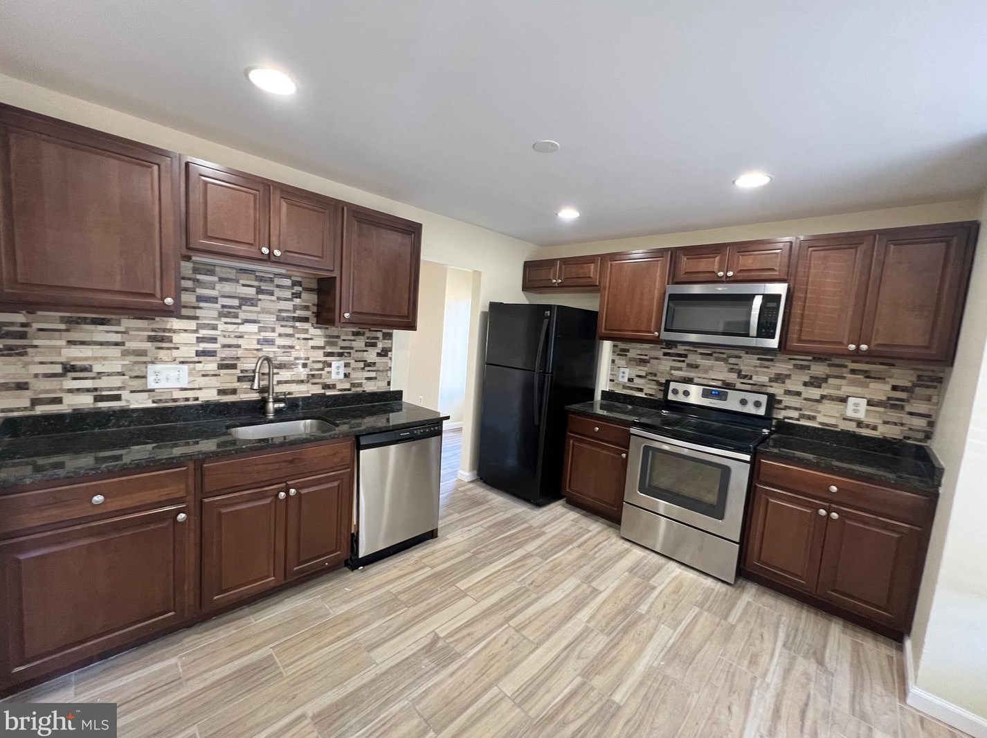 12492 Oakwood Dr, Woodbridge, VA 22192