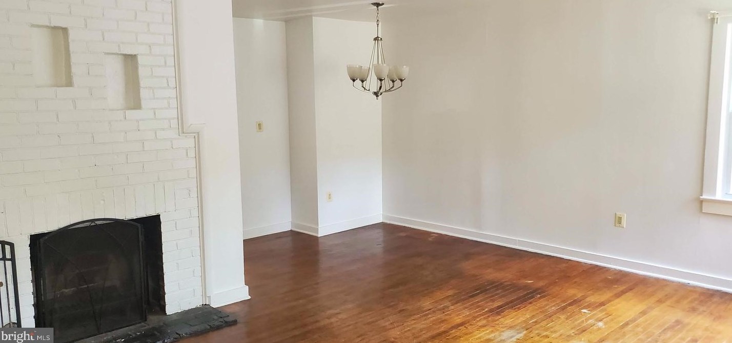 18412 Woodland Dr, Triangle, VA 22172