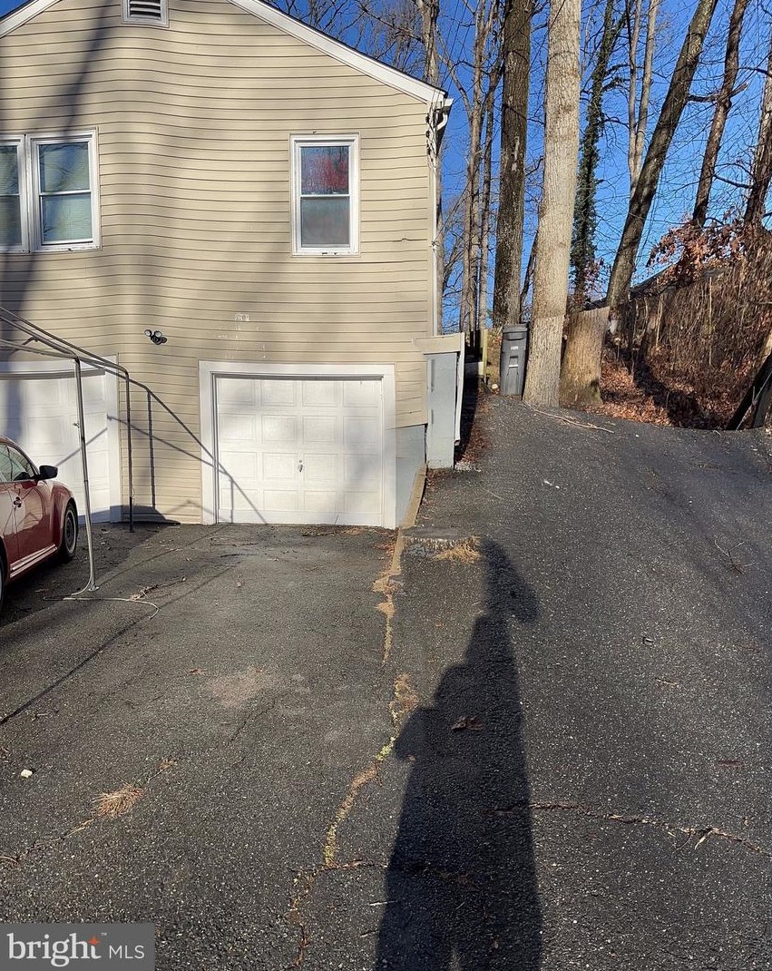 18412 Woodland Dr #apartment A, Triangle, VA 22172