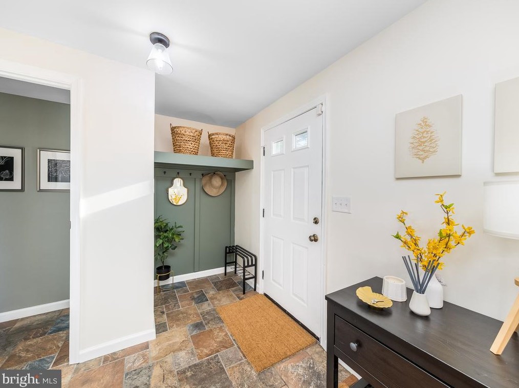 3565 Belfry Ln, Woodbridge, VA 22192