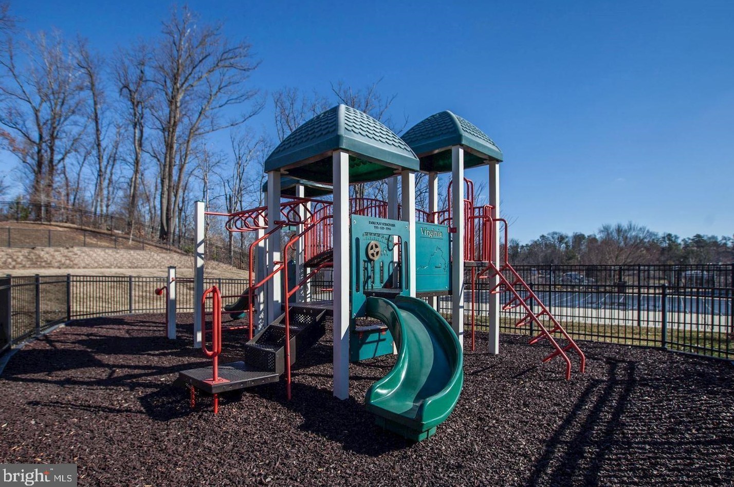 14800 Potomac Branch Dr, Woodbridge VA  22191-4056 exterior