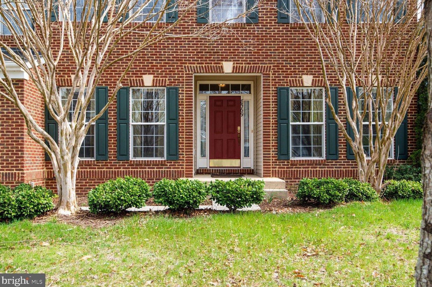 8569 Daltons Grove Way, Bristow, VA 20136-1171