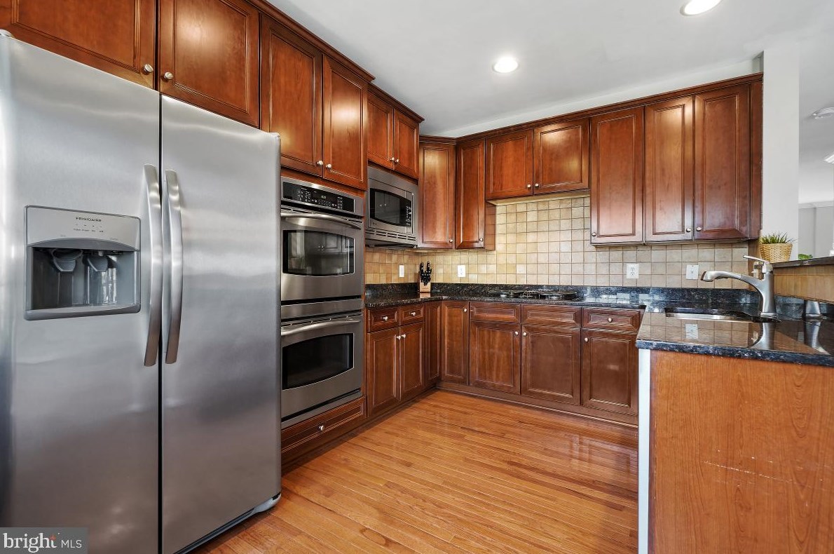 4302 Stone Mountain Ct, Dumfries VA  22025-2033 exterior