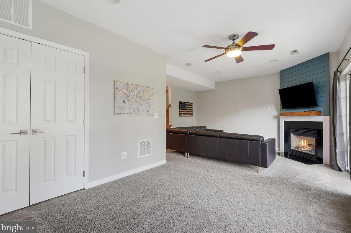 4302 Stone Mountain Ct, Dumfries VA  22025-2033 exterior