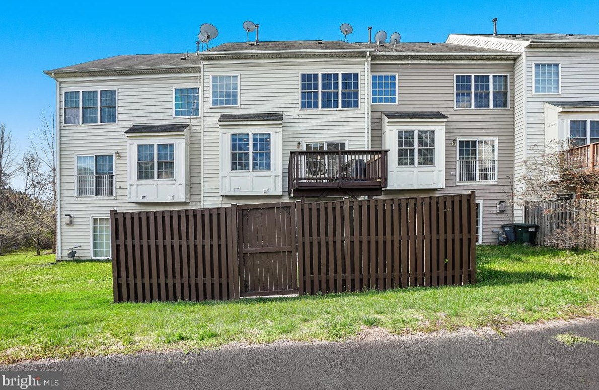 4302 Stone Mountain Ct, Dumfries VA  22025-2033 exterior