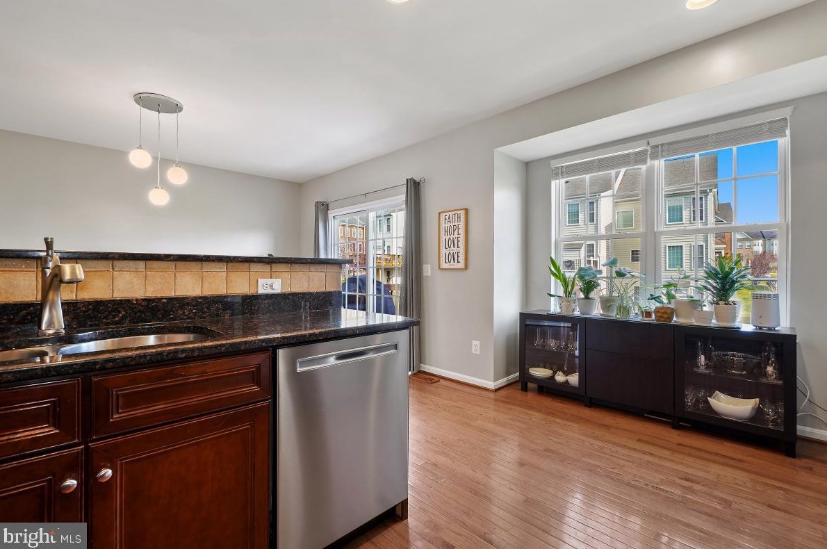 4302 Stone Mountain Ct, Dumfries VA  22025-2033 exterior