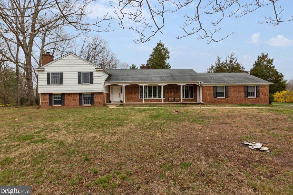 11096 Round Hill Dr, Nokesville, VA 20181
