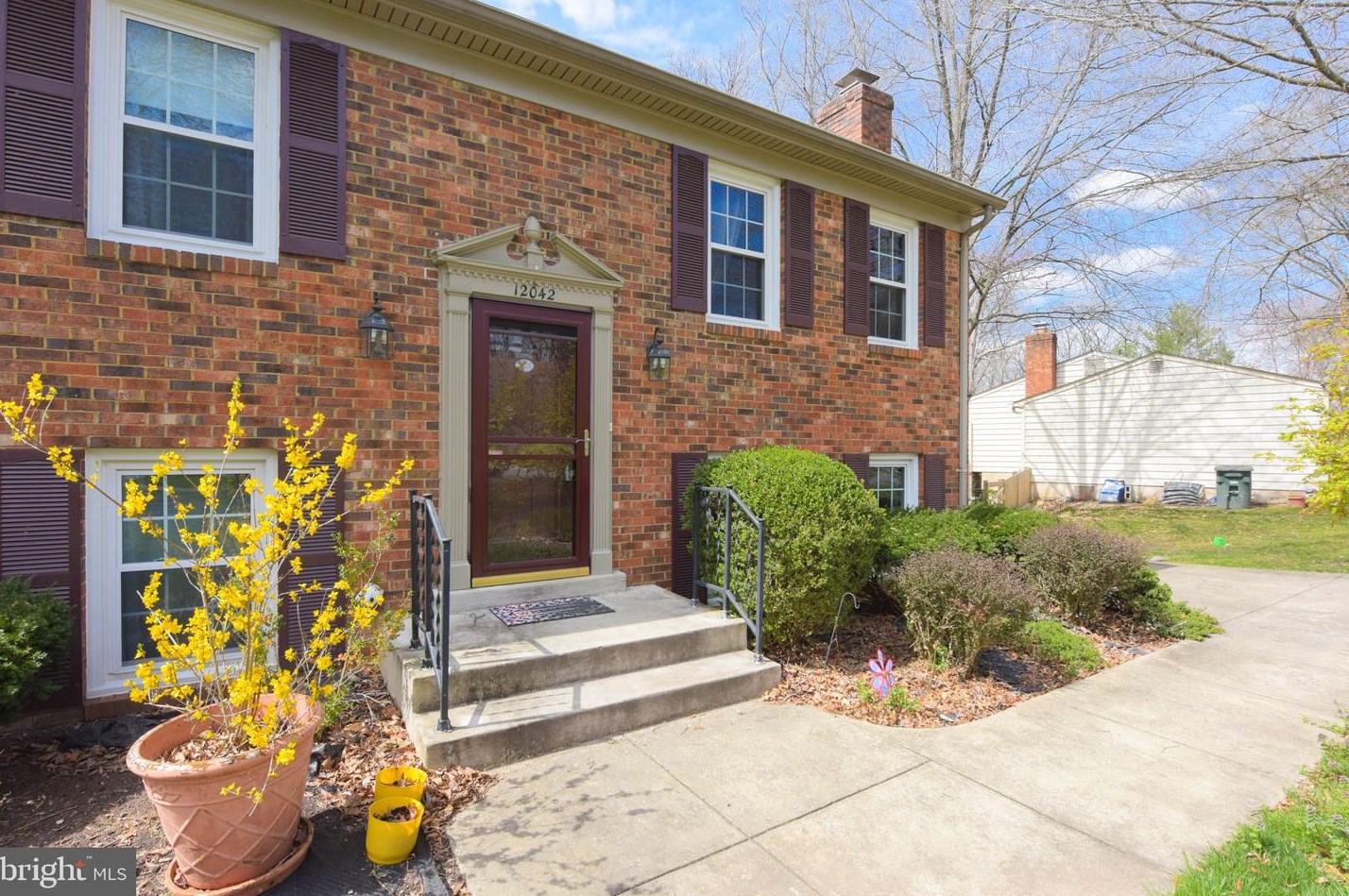 12042 Willowood Dr, Woodbridge, VA 22192
