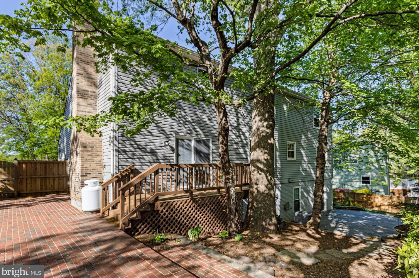 4734 Hickory Nut Pl, Dumfries VA  22025-1046 exterior