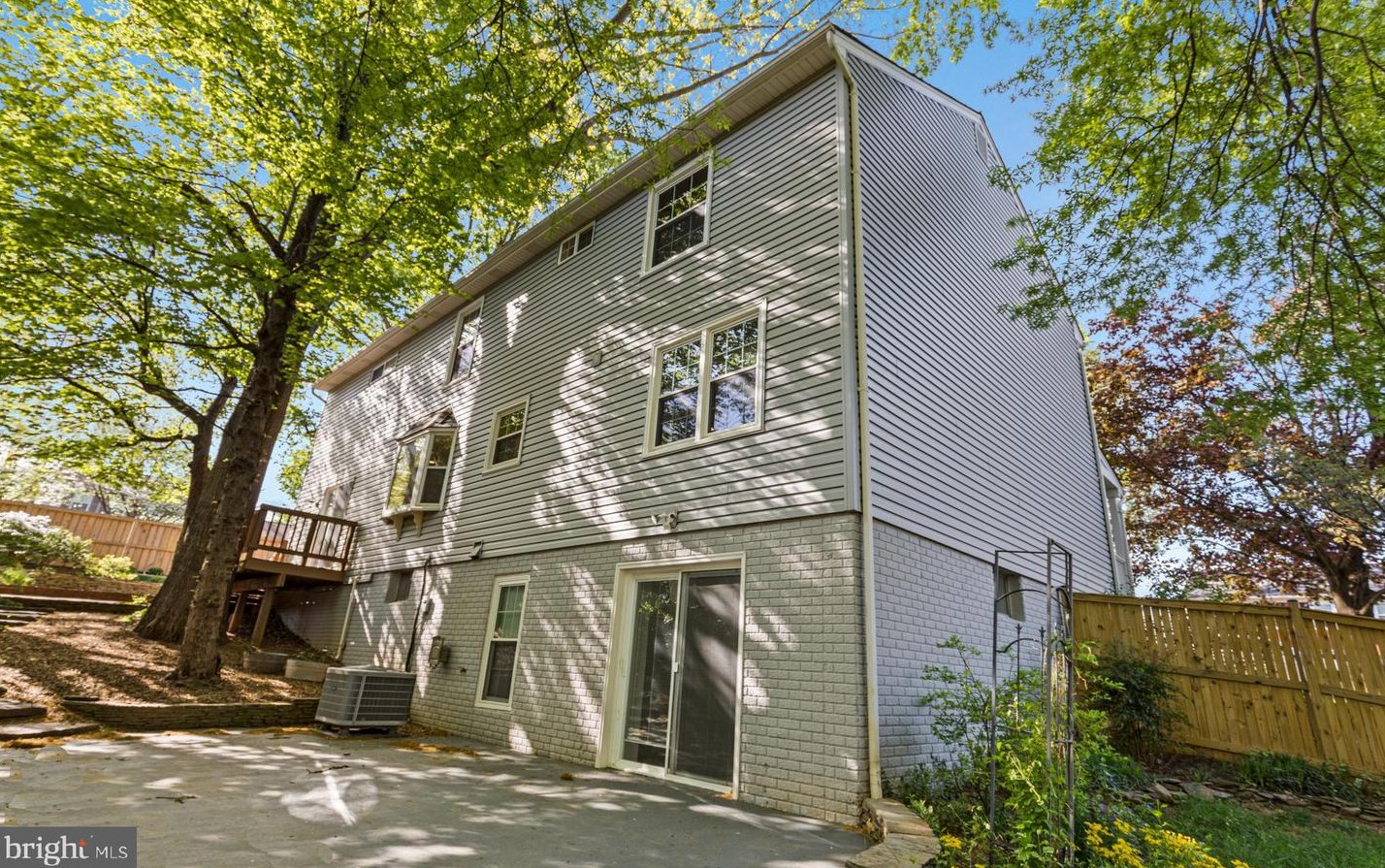 4734 Hickory Nut Pl, Dumfries VA  22025-1046 exterior