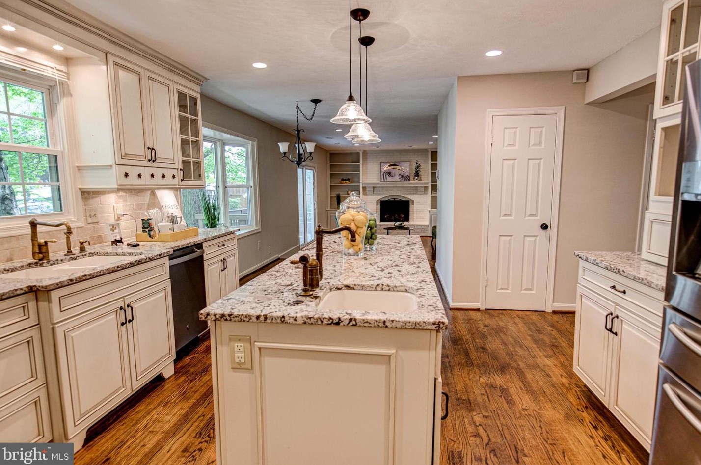 4734 Hickory Nut Pl, Dumfries VA  22025-1046 exterior