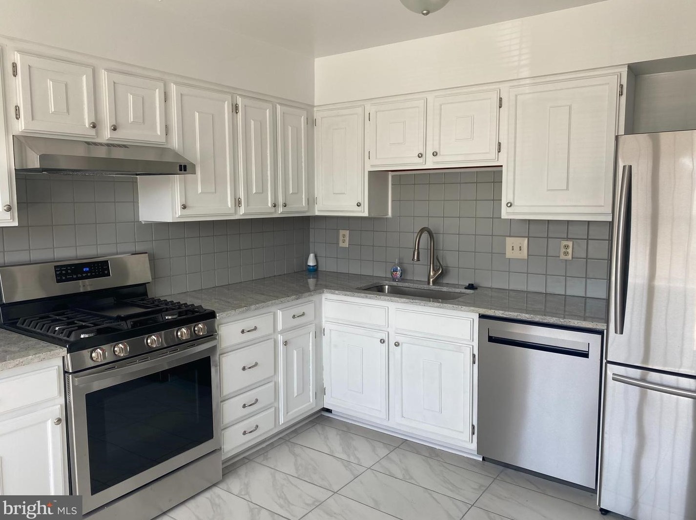 3507 Castle Hill Dr, Woodbridge, VA 22193