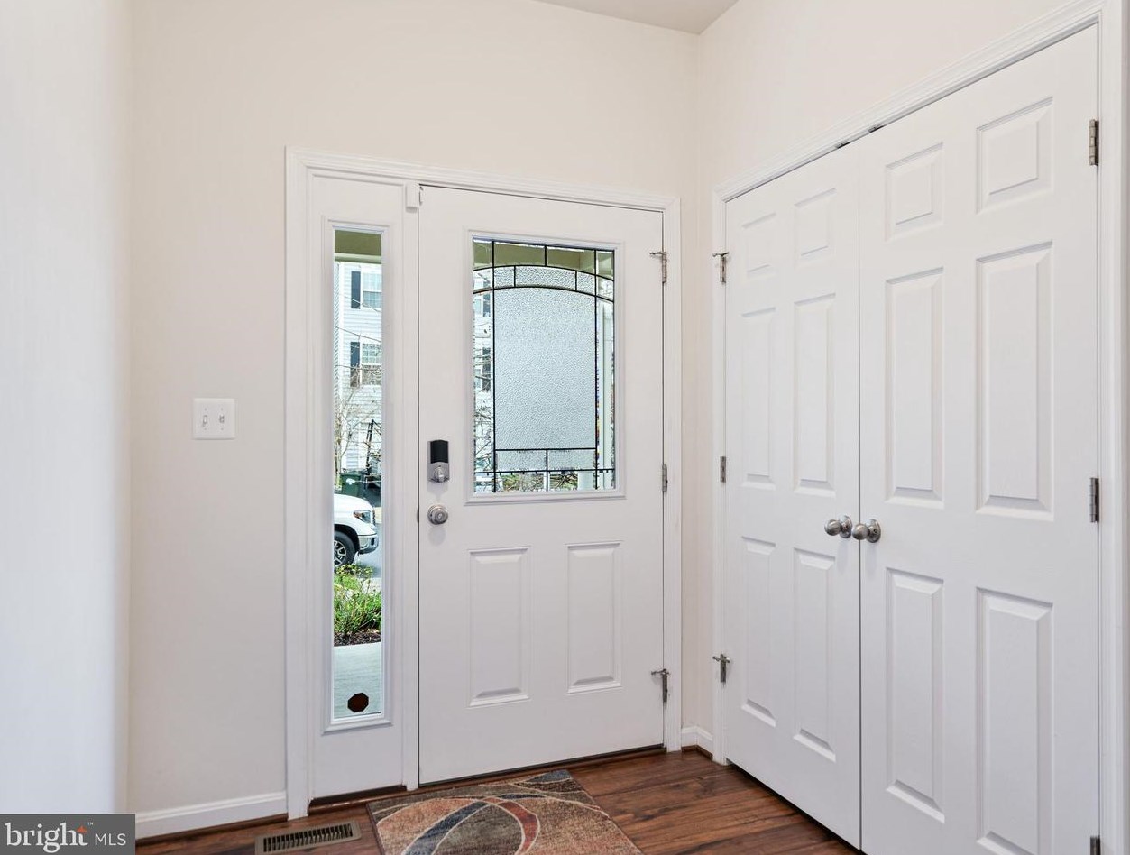 3581 Eagle Ridge Dr, Woodbridge VA  22191-5073 exterior