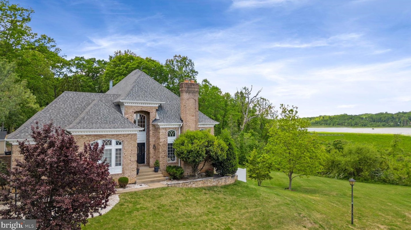 18494 Running Pine Ct, Triangle, VA 22172