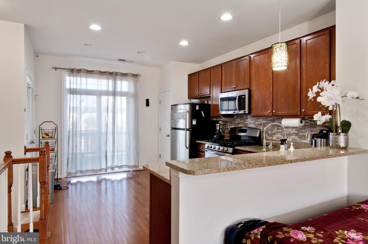 15739 John Diskin Cir, Woodbridge VA  22191-6551 exterior