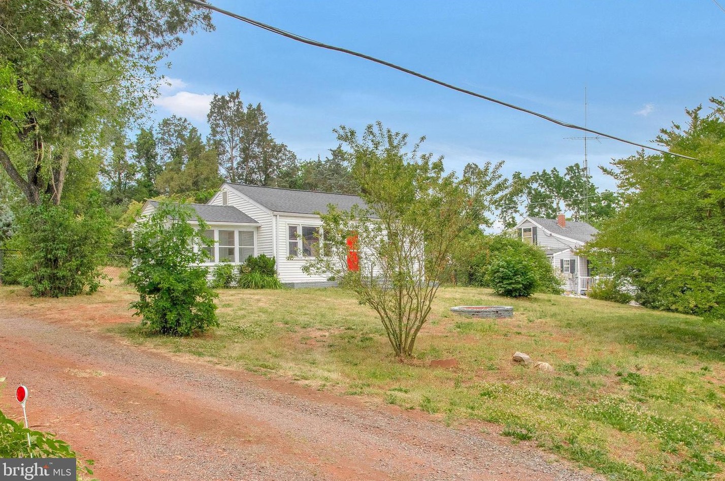 8320 Rolling Rd, Manassas, VA 20110