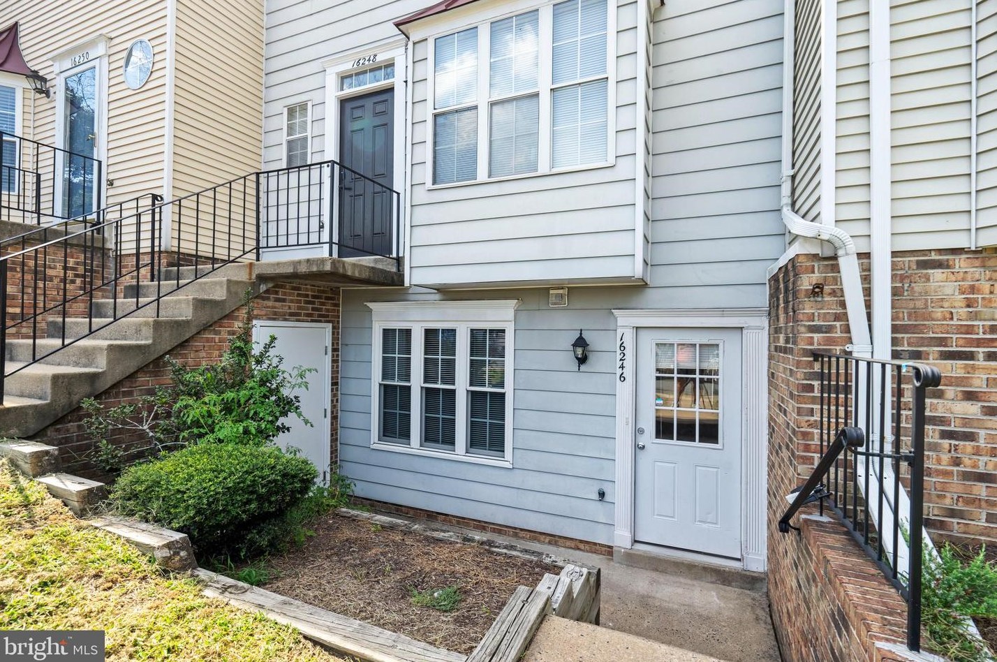 16246 Taconic Cir, Dumfries VA  22025-1529 exterior