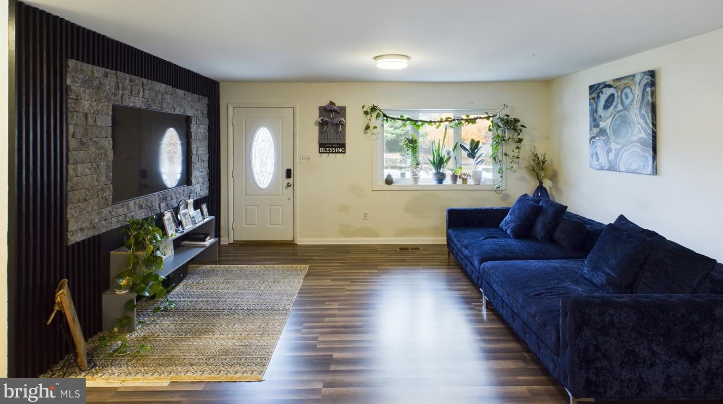 4801 Kempair Dr, Woodbridge VA  22193-4632 exterior