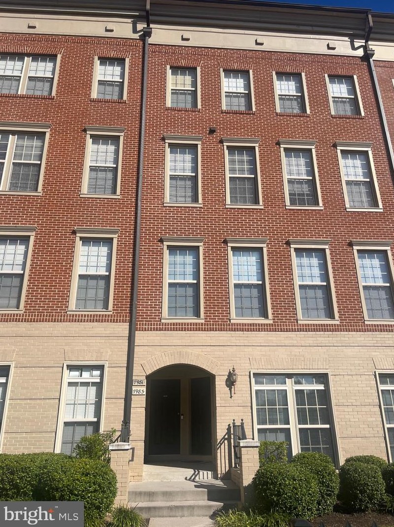 7981 Crescent Park Dr, Gainesville, VA 20155