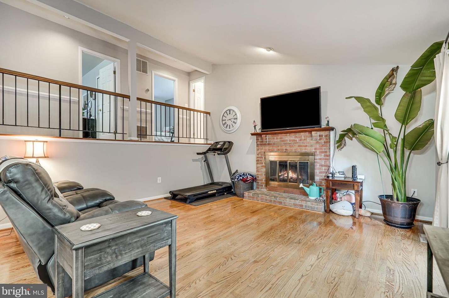 13464 Photo Dr, Woodbridge VA  22193-3930 exterior