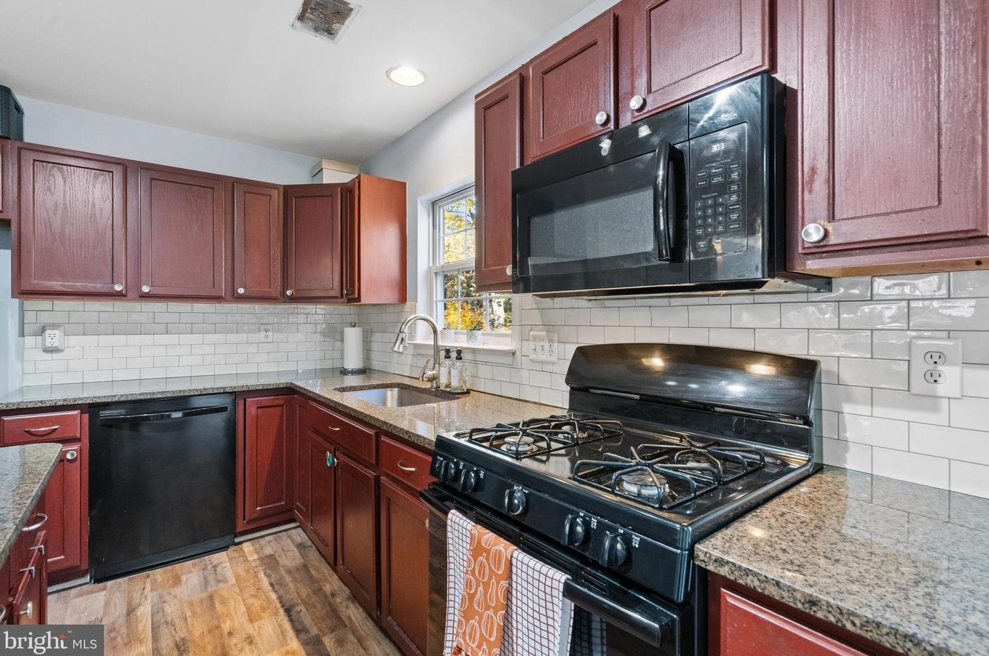 15043 Galapagos Pl, Woodbridge VA  22193-5843 exterior