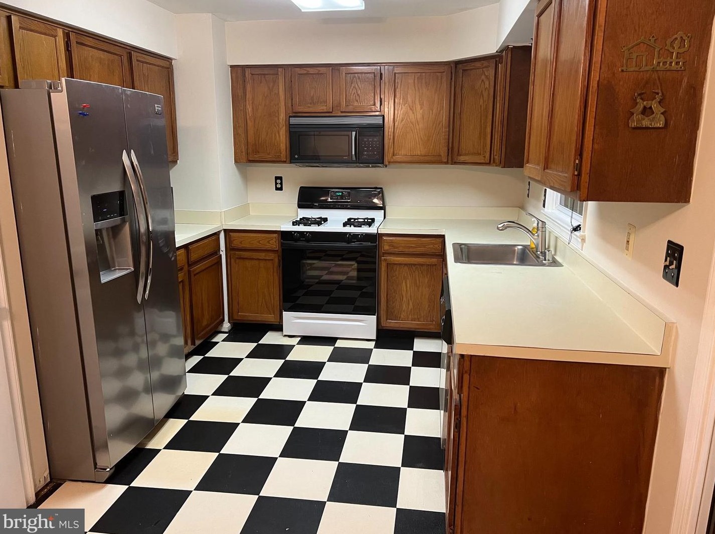 14471 Whisperwood Ct, Dumfries VA  22025-1133 exterior