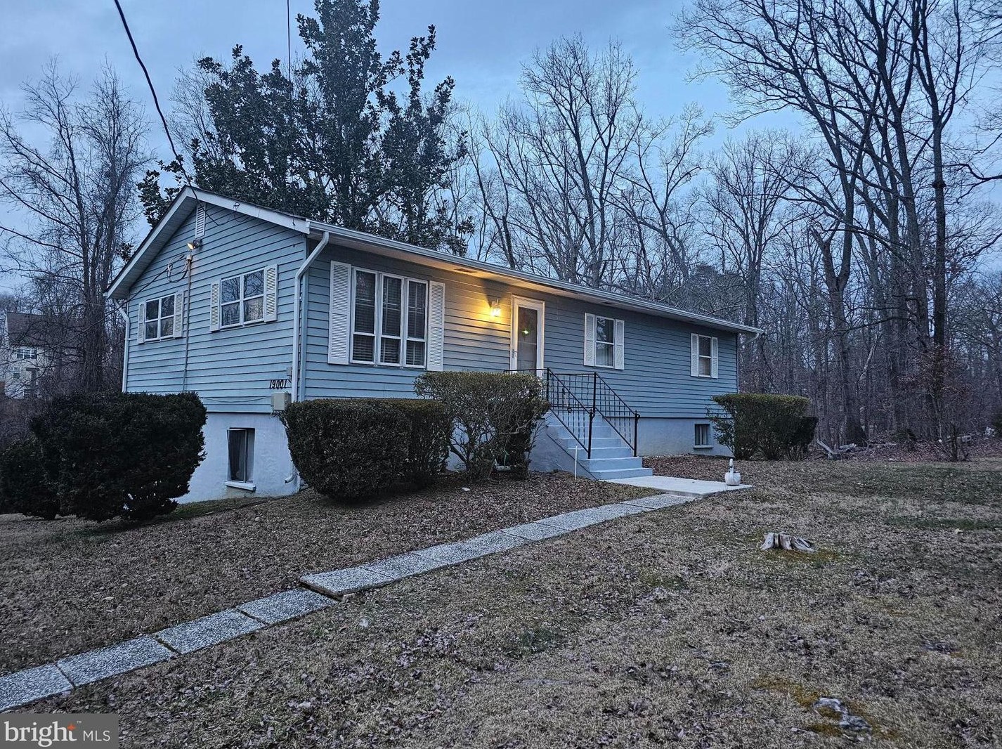 19001 Queen Dr, Triangle, VA 22172-2120