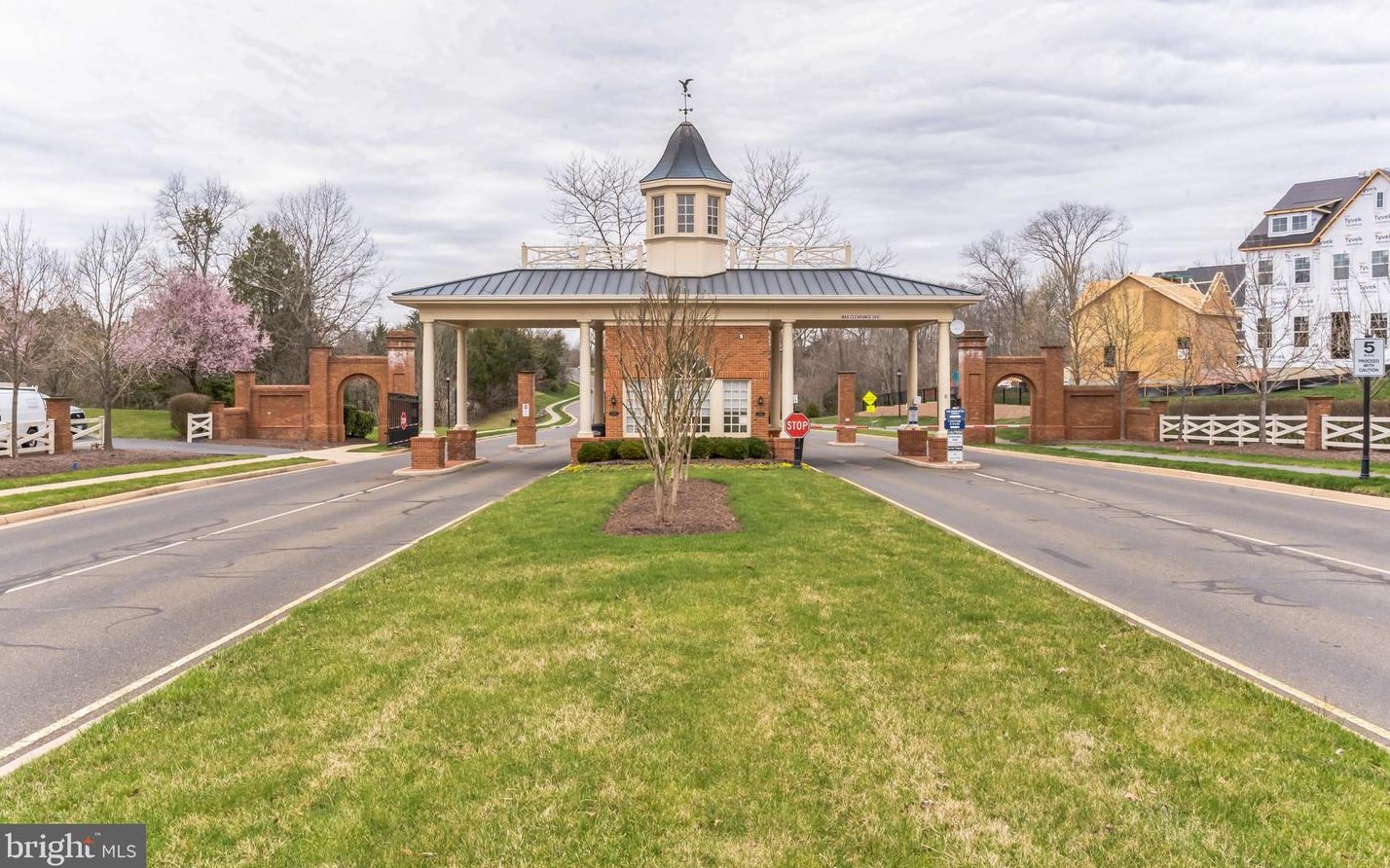 5793 Waterloo Bridge Cir, Haymarket, VA 20169-8117