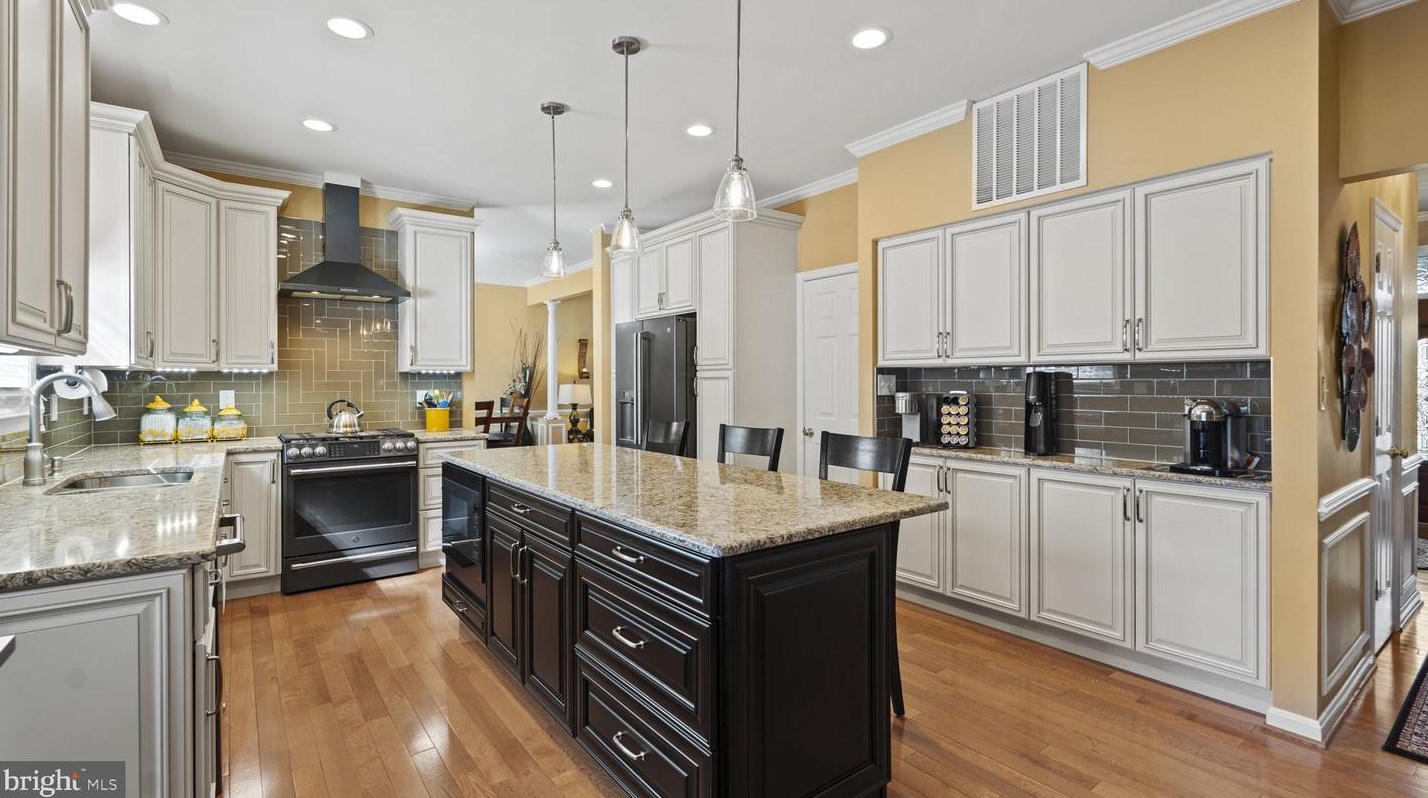 13332 Vista Forest Dr, Woodbridge VA  22192-4540 exterior