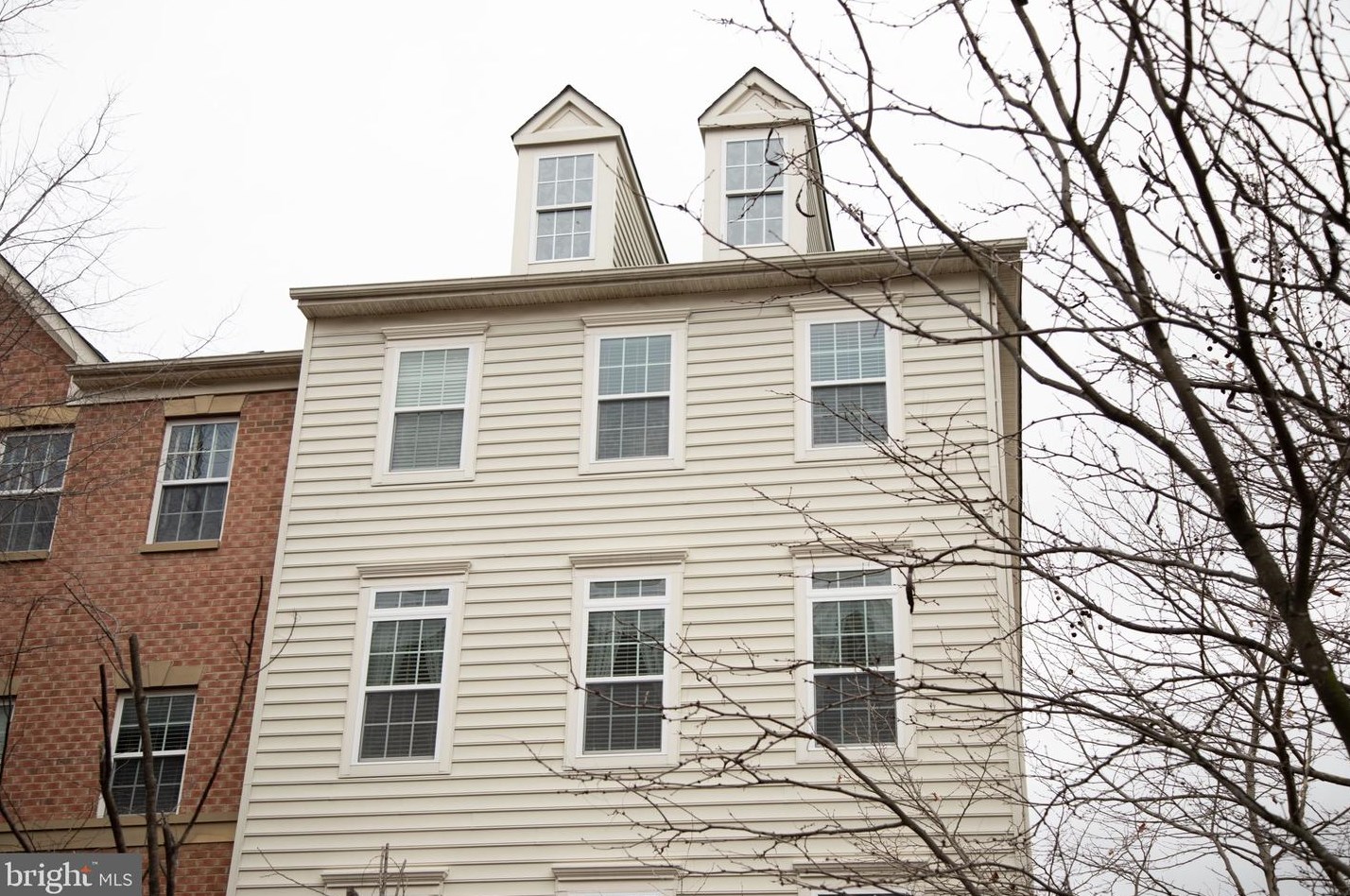 2631 Eastbourne Dr, Woodbridge VA  22191-4090 exterior