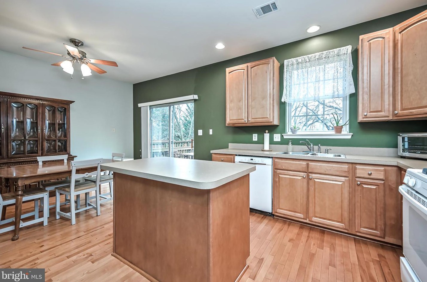 8708 Phipps Farm Way, Manassas VA  20109-4831 exterior