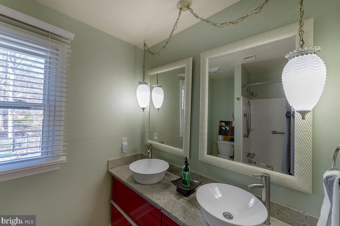 3237 Riverview Dr, Triangle VA  22172-1421 exterior