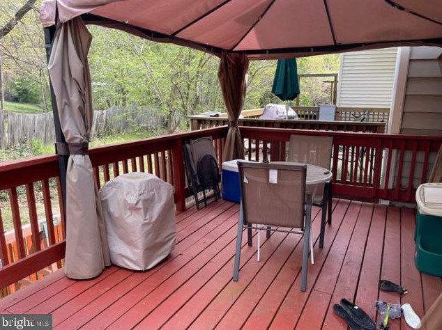 15069 Mill Spring Dr, Dumfries VA  22025-1078 exterior