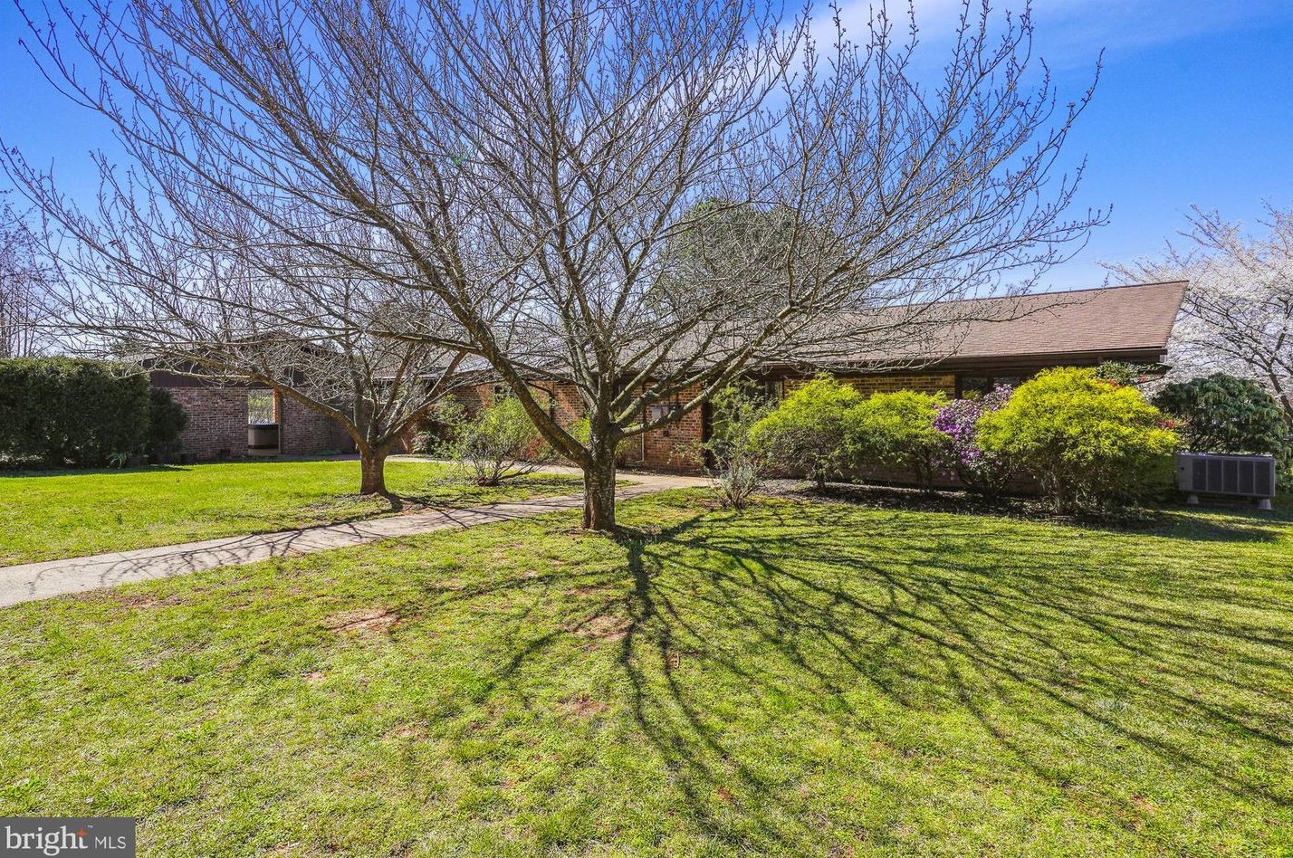 8405 Sunset Dr, Manassas VA  20110-3827 exterior