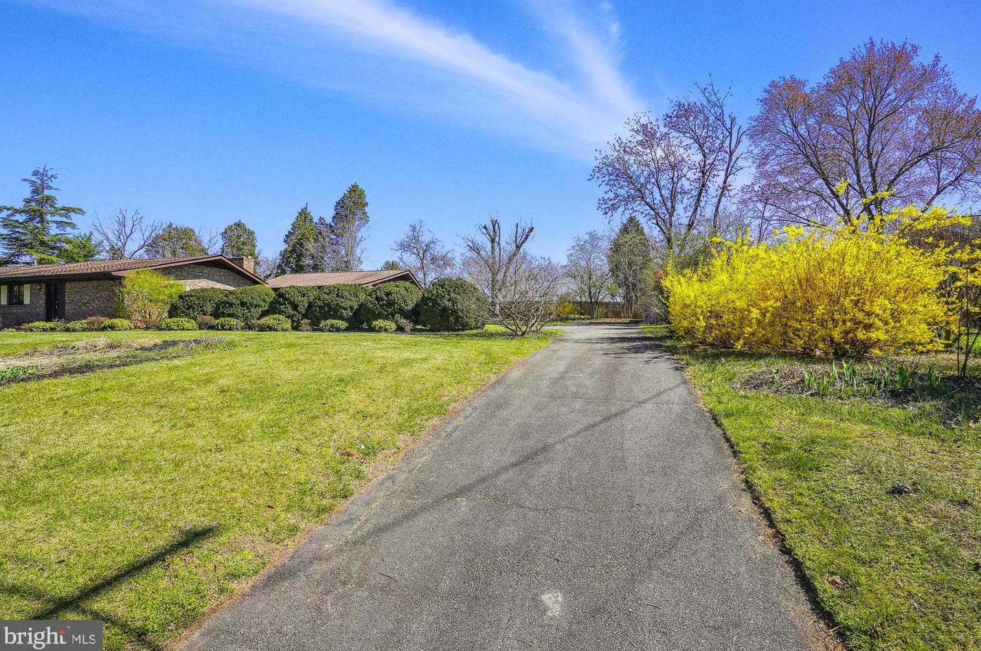 8405 Sunset Dr, Manassas VA  20110-3827 exterior