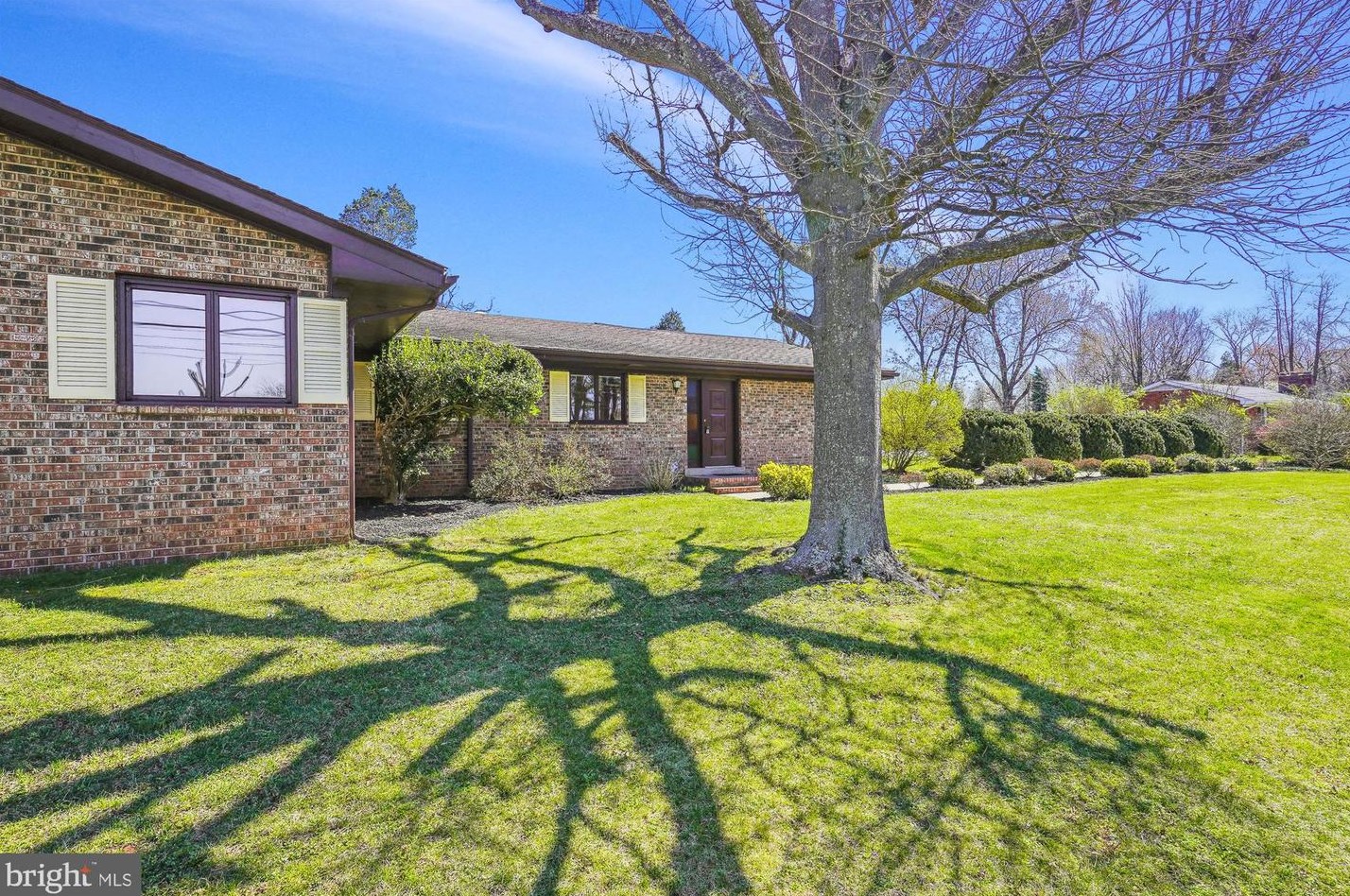 8405 Sunset Dr, Manassas VA  20110-3827 exterior
