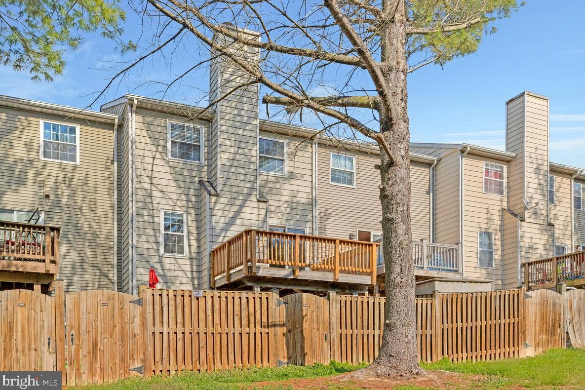 16338 Taconic Cir, Dumfries VA  22025-1534 exterior
